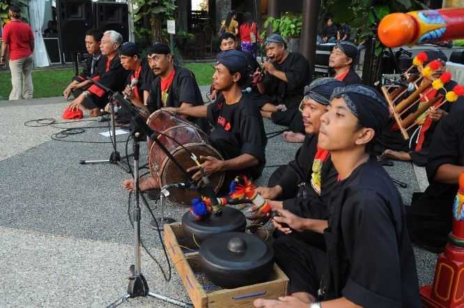 15 Lagu Sunda Terpopuler Sepanjang Masa: Warisan Melodi Priangan